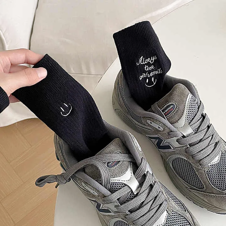 جوارب تطريز للوجه بحروف وابتسامة  Smiley Face Embroidery Letters Crew Socks