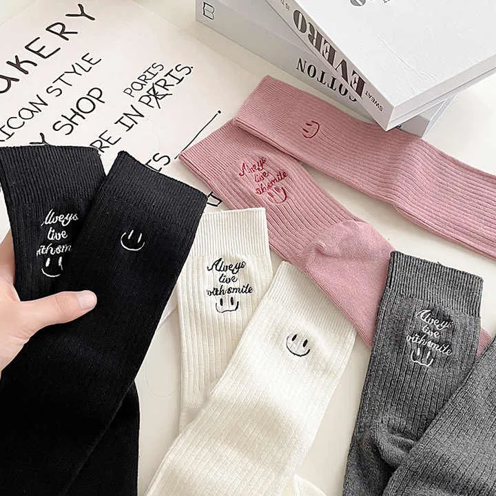 جوارب تطريز للوجه بحروف وابتسامة  Smiley Face Embroidery Letters Crew Socks
