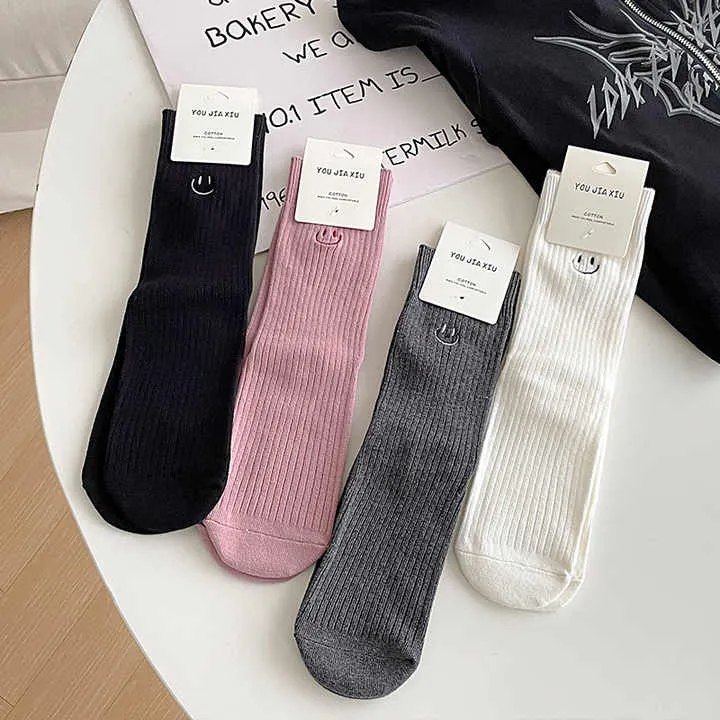 جوارب تطريز للوجه بحروف وابتسامة  Smiley Face Embroidery Letters Crew Socks